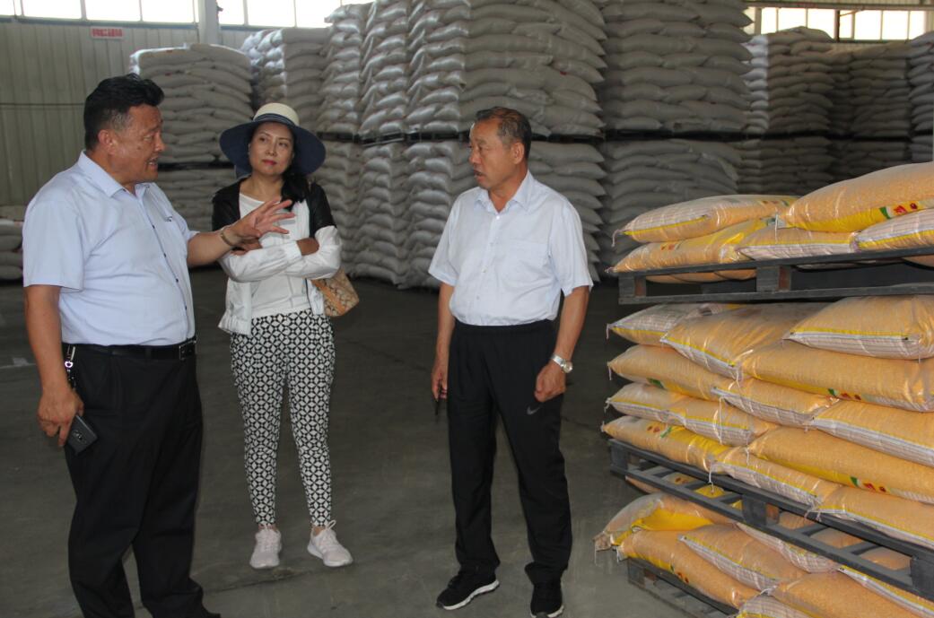 協(xié)會(huì)執(zhí)行會(huì)長(zhǎng)林永亮一行去北辰飼料公司調(diào)研