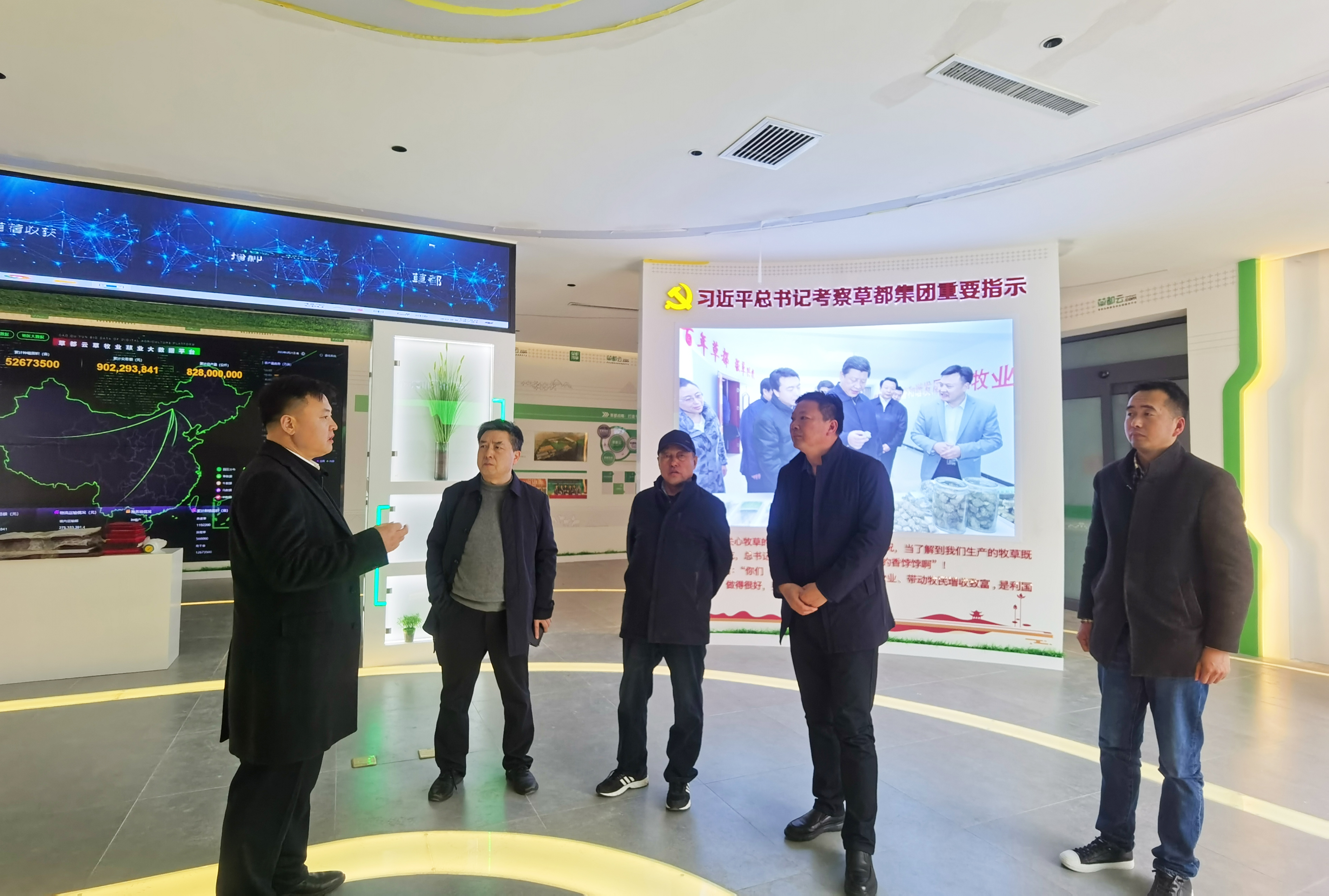 湖北省糧油食品進(jìn)出口集團(tuán)金楚牧業(yè)到內(nèi)蒙古考察肉牛養(yǎng)殖項目